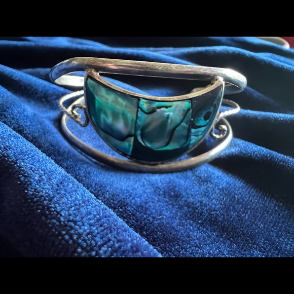 Gorgeous Silver Tone/Abalone Slip-on Cuff Bracelet - Picture 3 of 9
